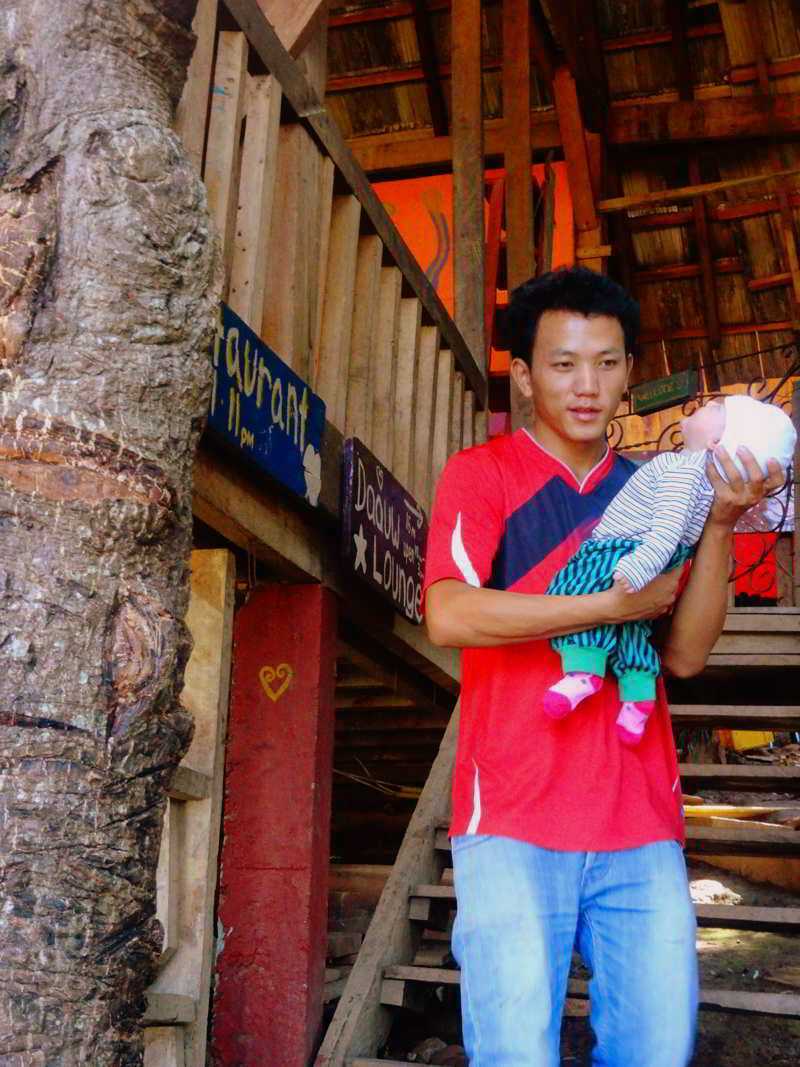 daauw people-father carrying a child