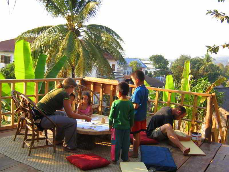 Daauw Village lounge during the day - with children studying